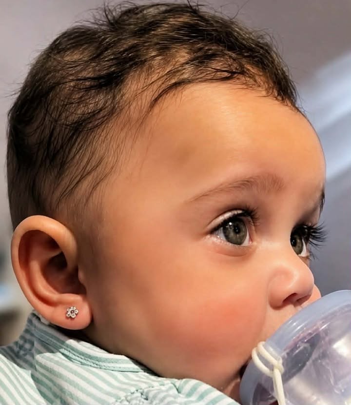 Perçage de lobe chez un bébé